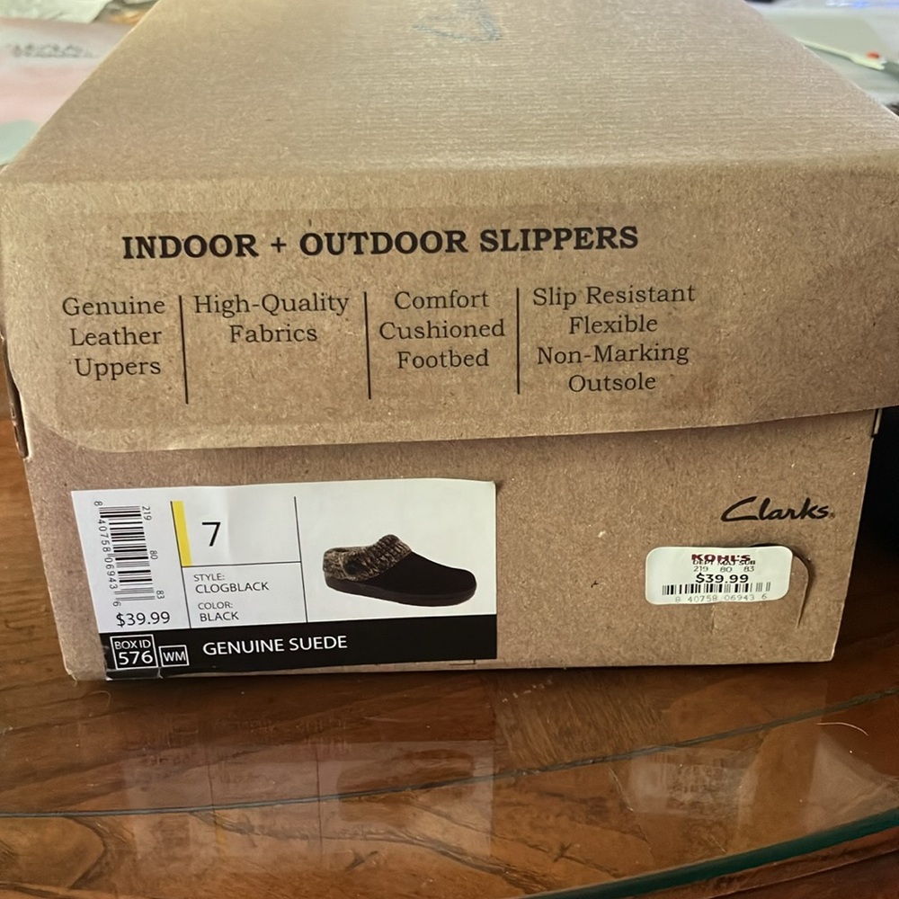 NEW Clark Suede size 7 indoor/outdoor slippers - Picture 7 of 9
